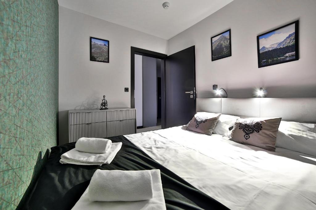 Posteľ alebo postele v izbe v ubytovaní Apartament33 Luxury View Centralny Widok na jezioro sauna, siłownia - 100 metrów od Jeziora Czorsztyńskiego i ścieżki rowerowej Velo Czorsztyn obok Kluszkowce Ski