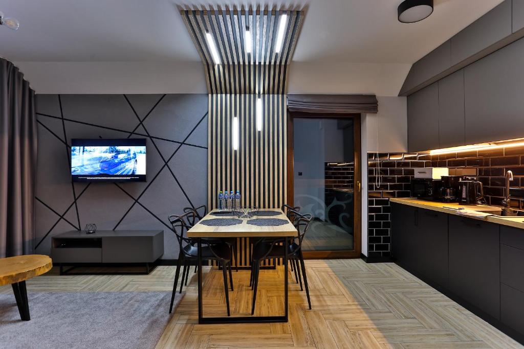 Kuchyňa alebo kuchynka v ubytovaní Apartament33 Luxury View Centralny Widok na jezioro sauna, siłownia - 100 metrów od Jeziora Czorsztyńskiego i ścieżki rowerowej Velo Czorsztyn obok Kluszkowce Ski