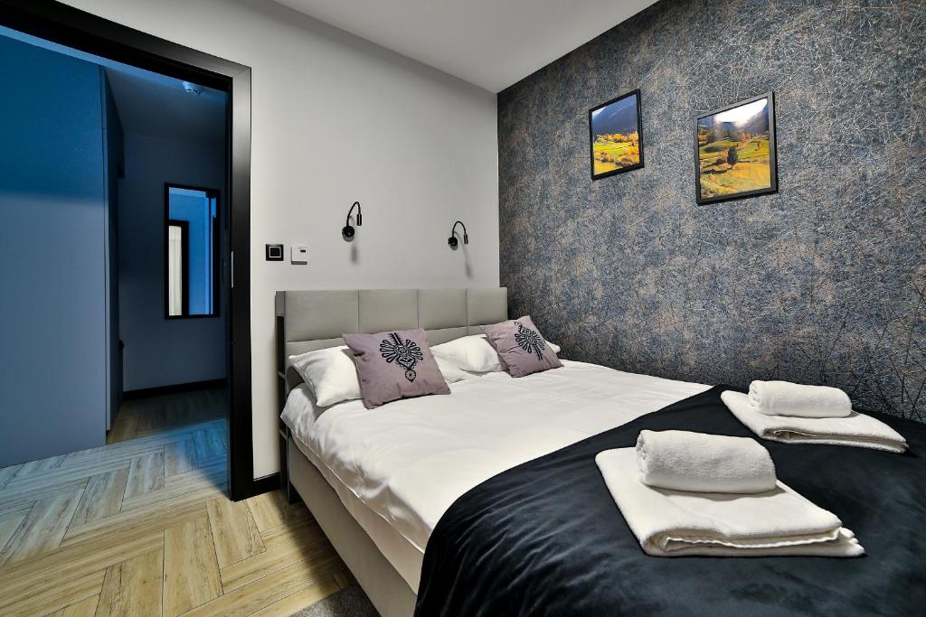 Posteľ alebo postele v izbe v ubytovaní Apartament33 Luxury View Centralny Widok na jezioro sauna, siłownia - 100 metrów od Jeziora Czorsztyńskiego i ścieżki rowerowej Velo Czorsztyn obok Kluszkowce Ski