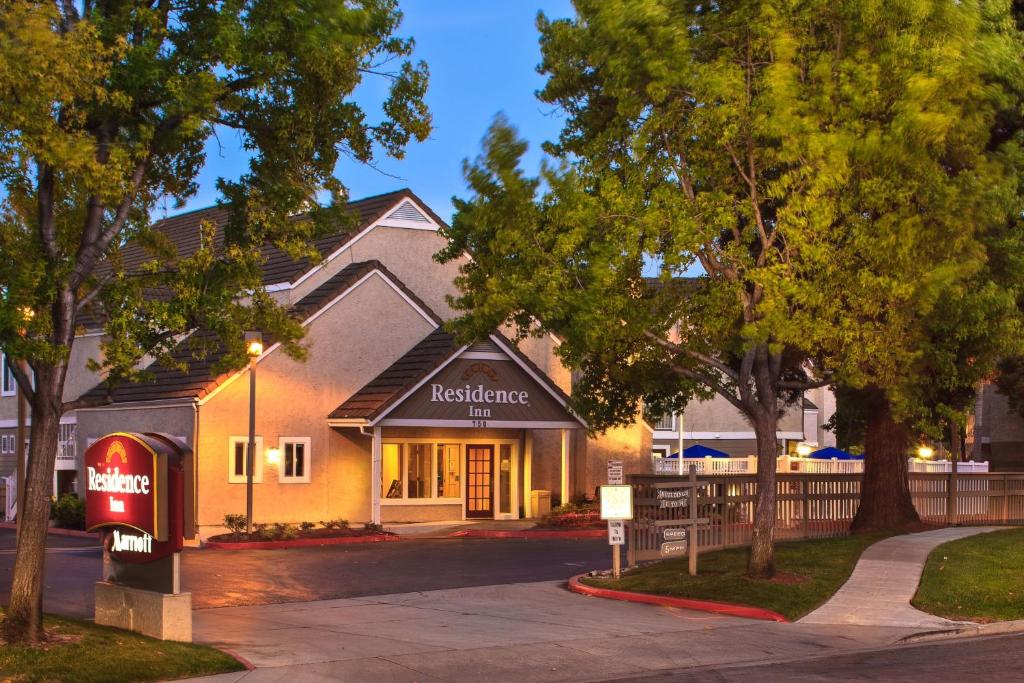 un hôtel avec un panneau indiquant le quartier général dans l'établissement Residence Inn Sunnyvale Silicon Valley I, à Sunnyvale