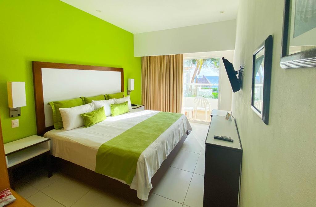 Postel nebo postele na pokoji v ubytování Cancun Bay All Inclusive Hotel