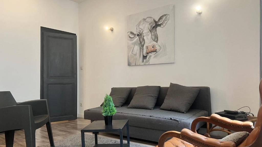 普瓦捷的住宿－B - Le petit Paradis，客厅配有沙发,墙上挂着一幅马的照片