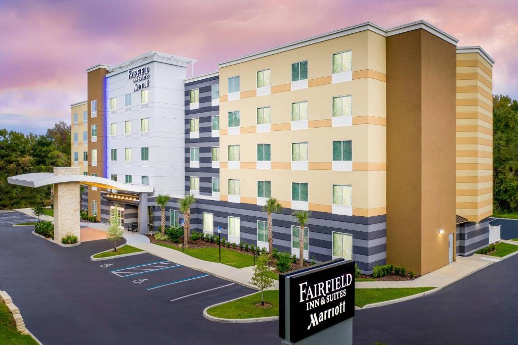uma representação das suites da estalagem Hampton planeadas anaheimheim em Fairfield Inn & Suites by Marriott Gainesville I-75 em Gainesville
