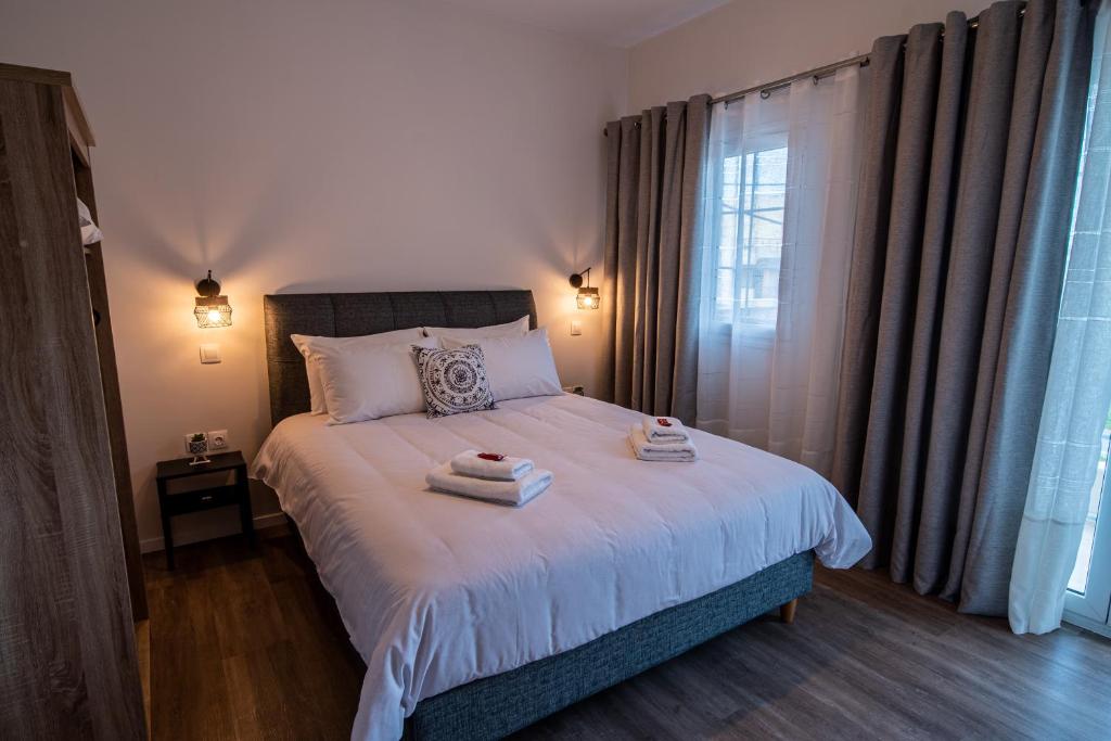 een slaapkamer met een bed met twee handdoeken erop bij Andromeda apartments in Spáta