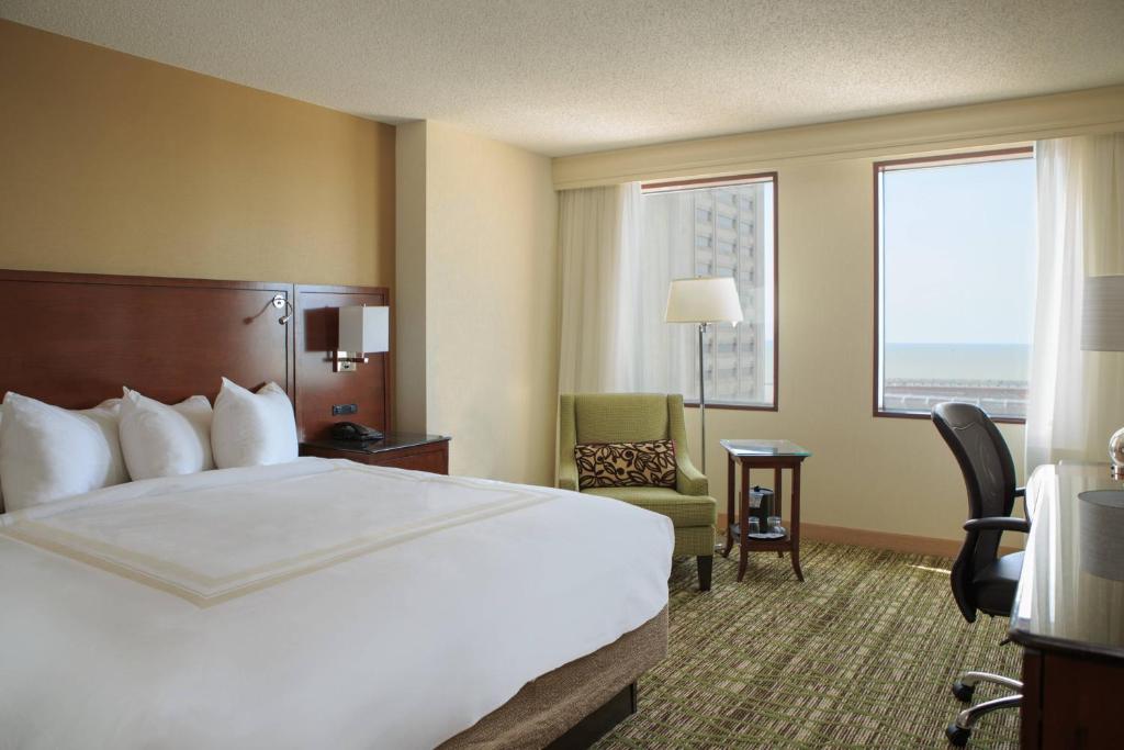 Cleveland Marriott Downtown at Key Tower - King Room - Club Lounge Access