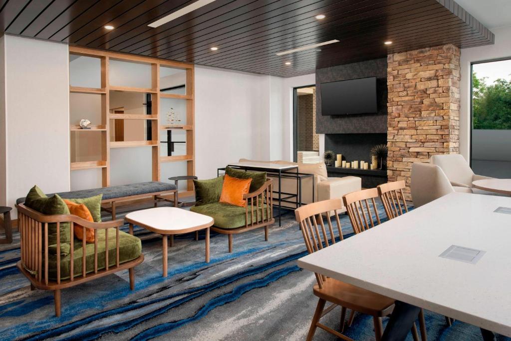 a living room with chairs and a table at Fairfield Inn & Suites by Marriott Alexandria West/Mark Center in Alexandria