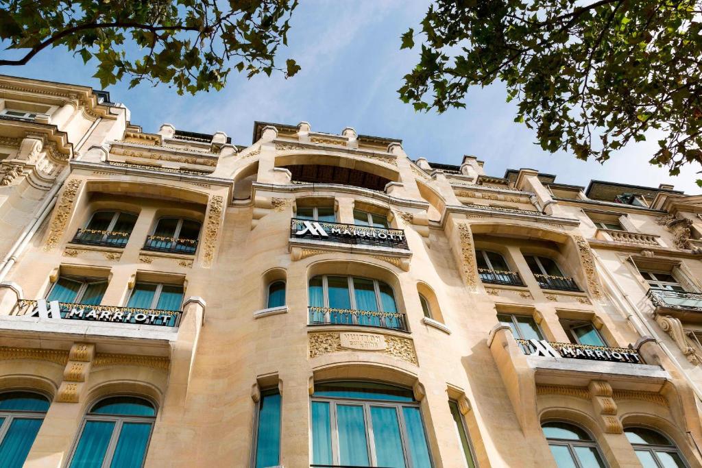 巴黎的住宿－巴黎香榭麗舍大道萬豪酒店，一座带阳台的大建筑