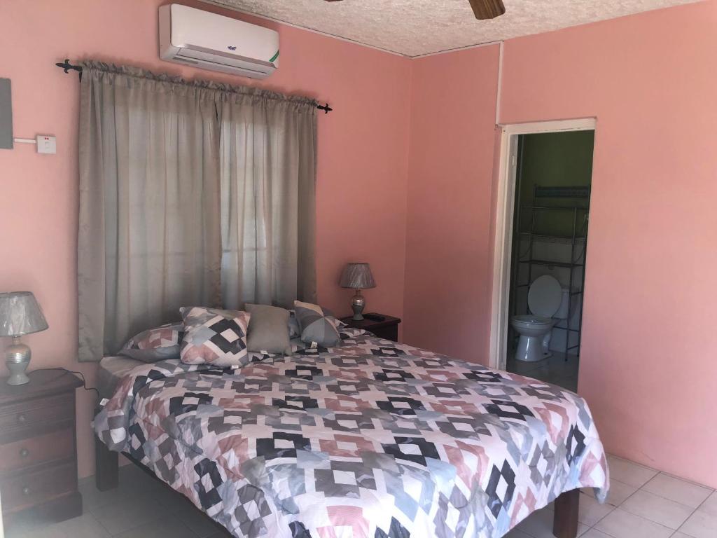 Postel nebo postele na pokoji v ubytování Negril Beachside