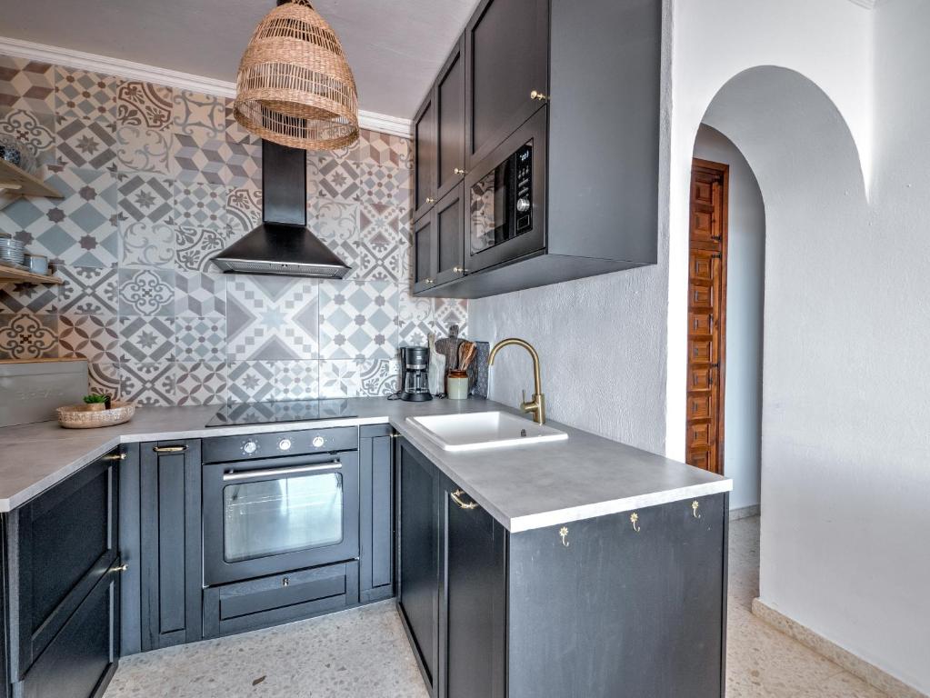 Kuchyňa alebo kuchynka v ubytovaní Newly renovated apartment in Nerja with huge pool
