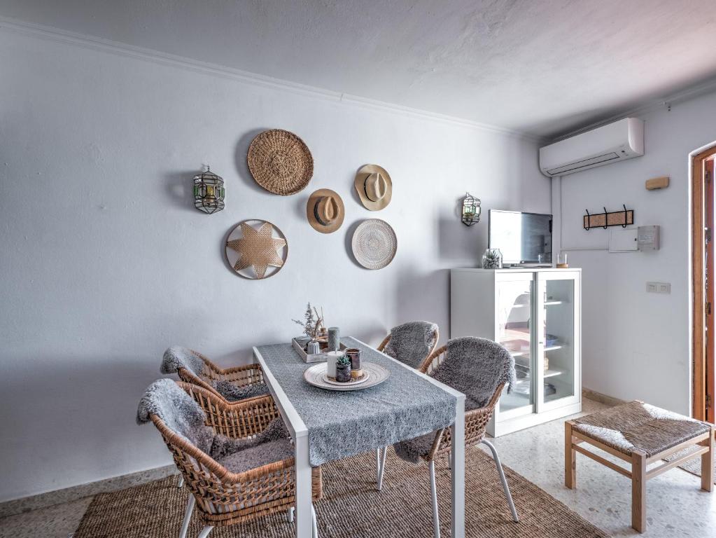 Posedenie v ubytovaní Newly renovated apartment in Nerja with huge pool