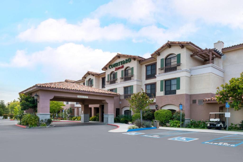 una representación de la parte delantera de un hotel con aparcamiento en Courtyard Thousand Oaks Ventura County, en Thousand Oaks