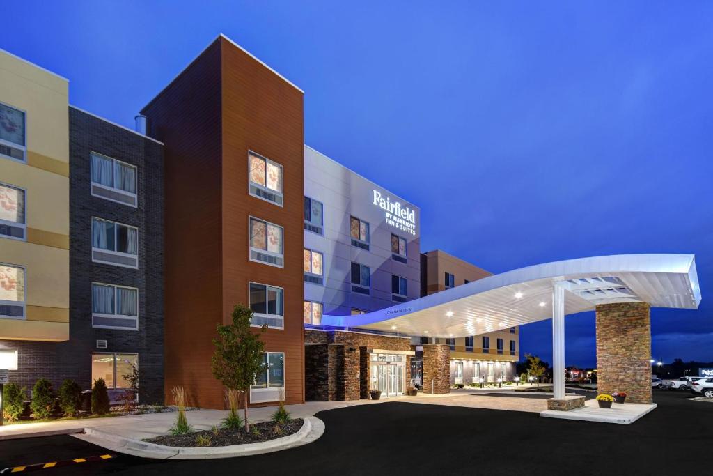 una representación de un hotel con un edificio en Fairfield by Marriott Inn & Suites Grand Rapids Wyoming, en Wyoming