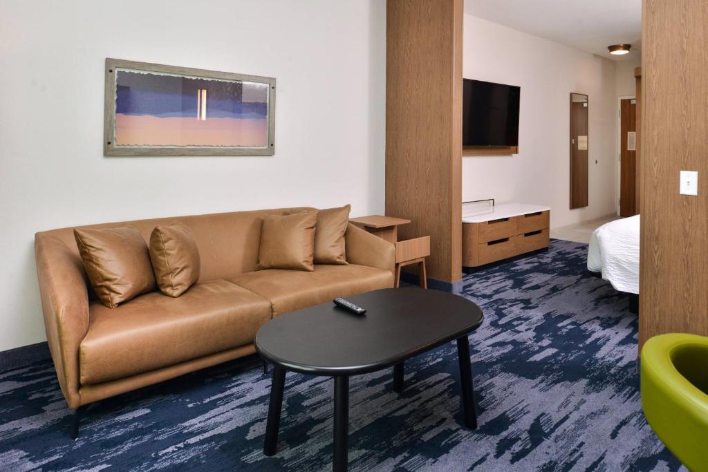 Fairfield Inn and Suites by Marriott Minneapolis Shakopee - Suite, 1 Koning