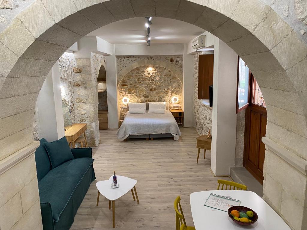 Habitación de hotel con cama y sofá en Barbara Studios, en Rethymno