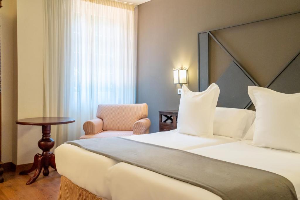 Postel nebo postele na pokoji v ubytování Hotel Torres de Somo