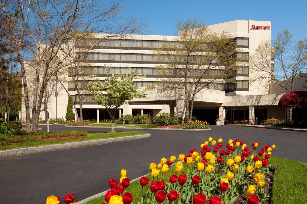 Un bâtiment avec un bouquet de fleurs devant lui dans l'établissement Boston Marriott Peabody, à Peabody