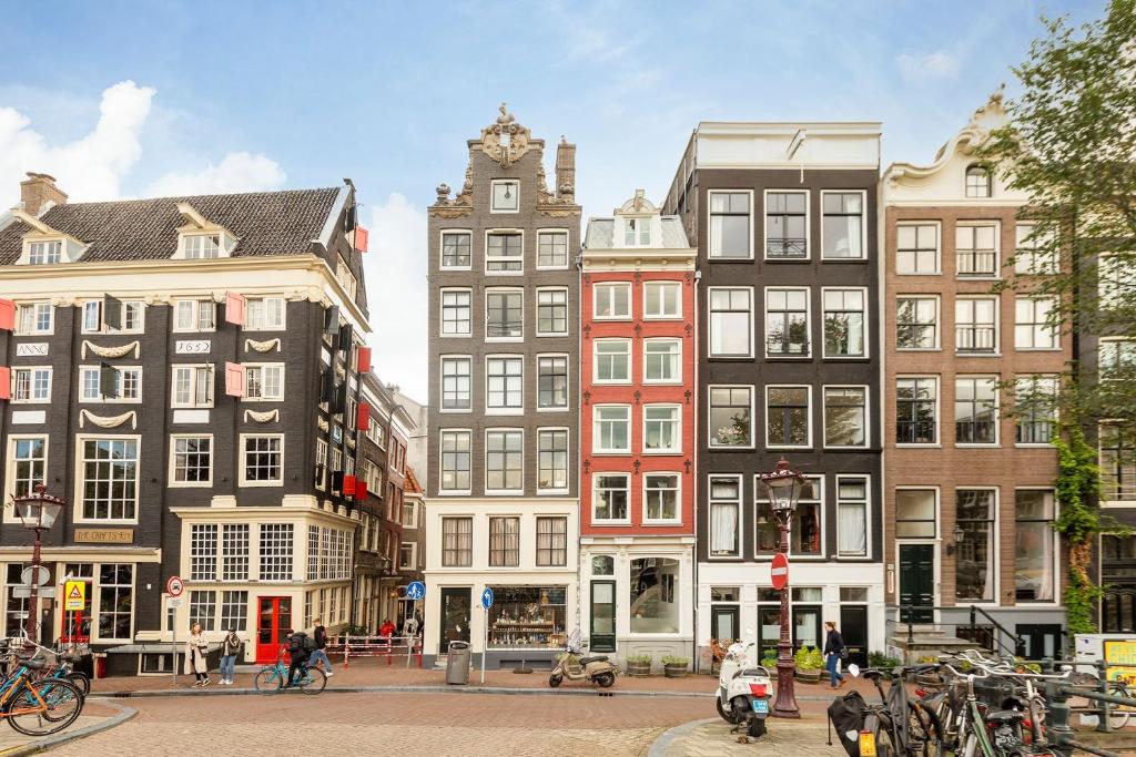 un groupe de bâtiments dans une rue urbaine dans l'établissement The Red Ox - Super Central Canal View Rooms, à Amsterdam