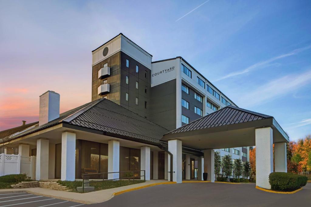 a rendering of a hospital building at Courtyard Chicago Elmhurst/Oakbrook Area in Elmhurst