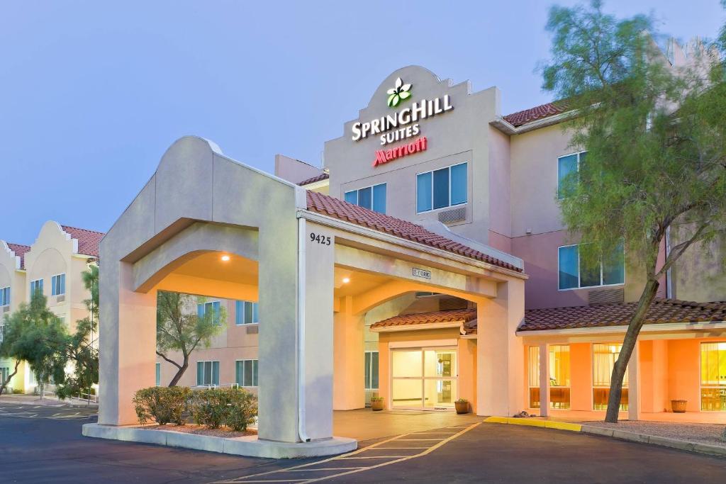 d'un bâtiment d'hôtel avec un parking dans l'établissement SpringHill Suites Phoenix North, à Phoenix