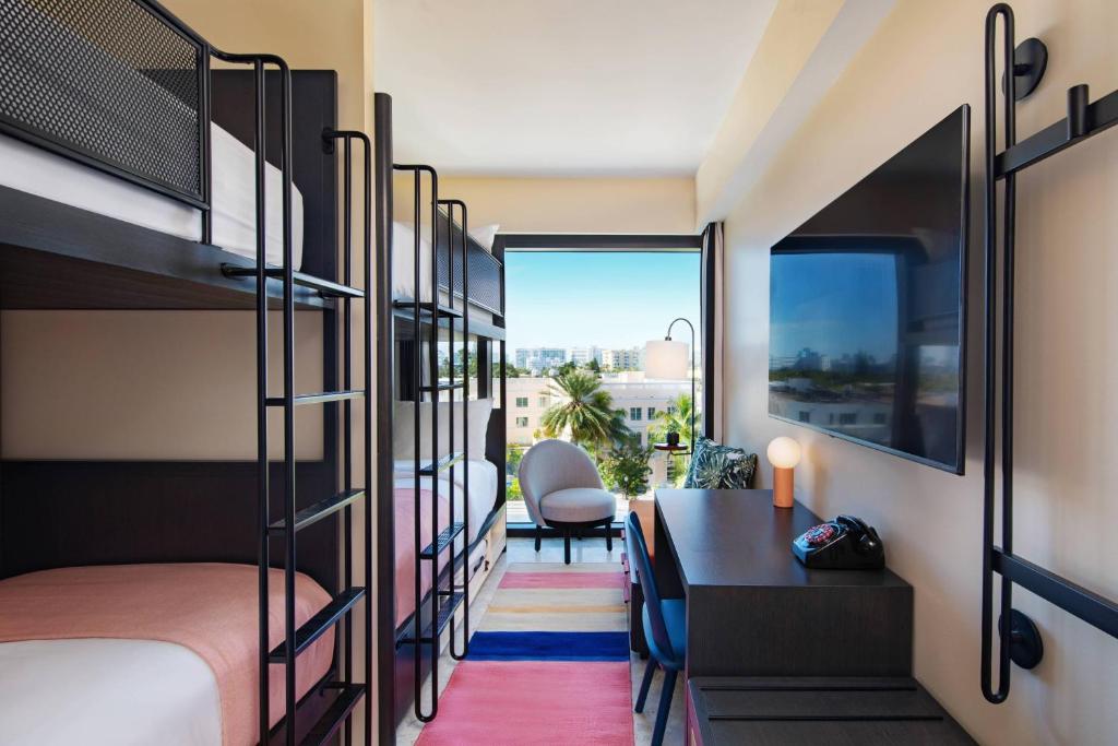 Moxy Miami South Beach - 2 Bunk Beds Guest Room With 4 Twin/Single Bed(s)