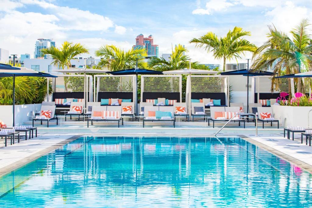 Bazén v ubytování Moxy Miami South Beach nebo v jeho okolí