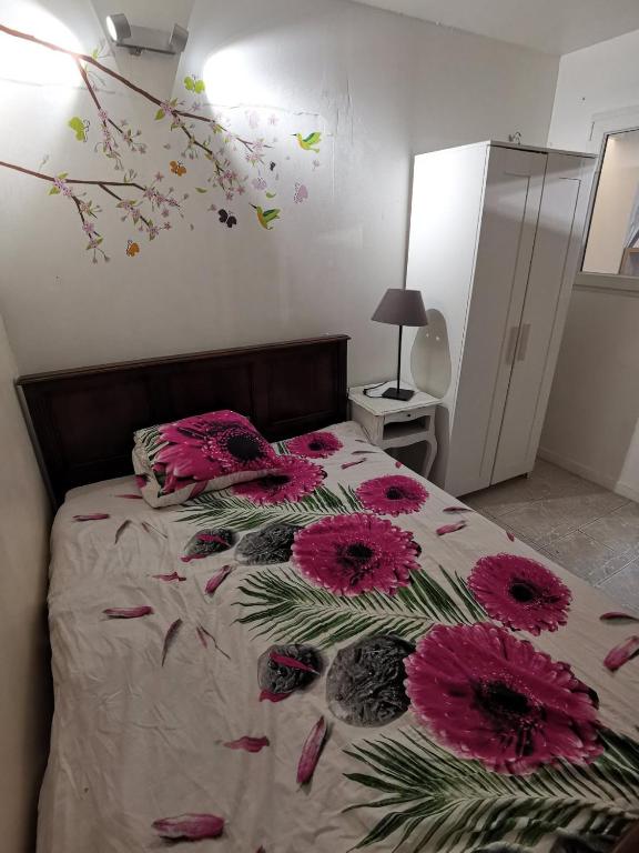 Una cama o camas en una habitaci&oacute;n de Appartement cosy proche centre-ville