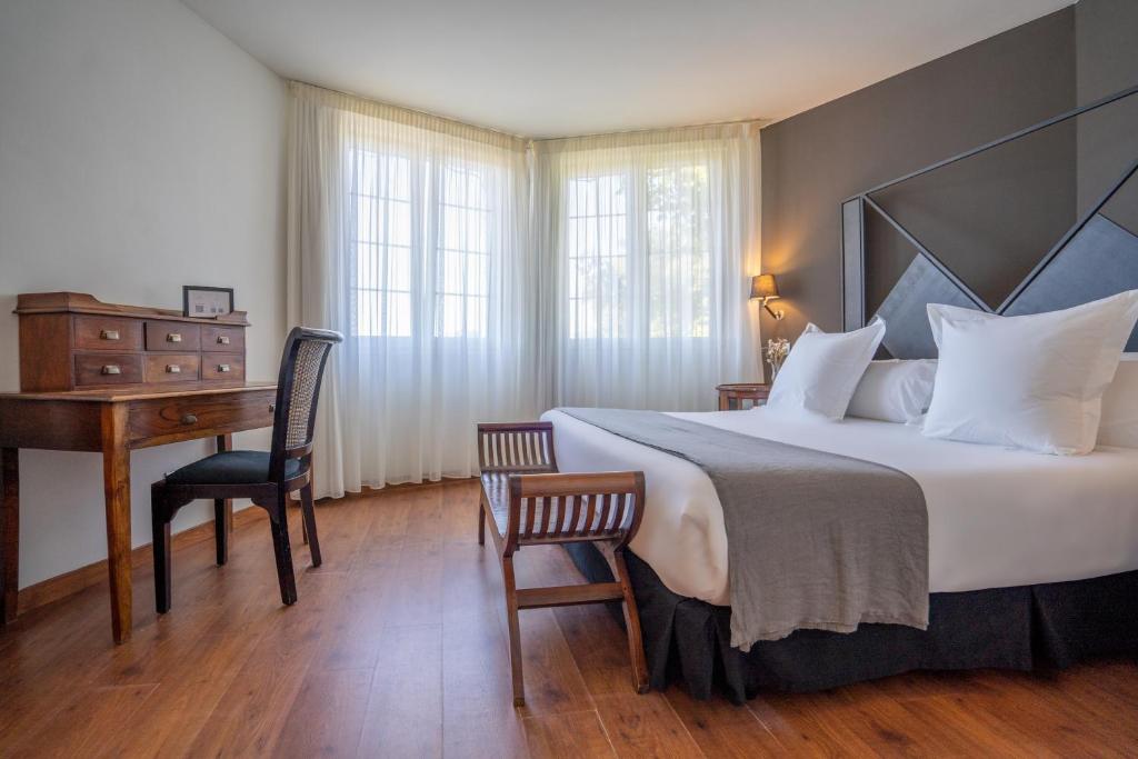 Postel nebo postele na pokoji v ubytování Hotel Torres de Somo
