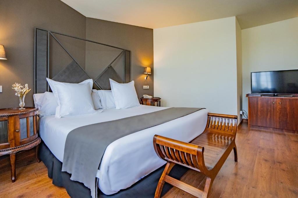 Postel nebo postele na pokoji v ubytování Hotel Torres de Somo