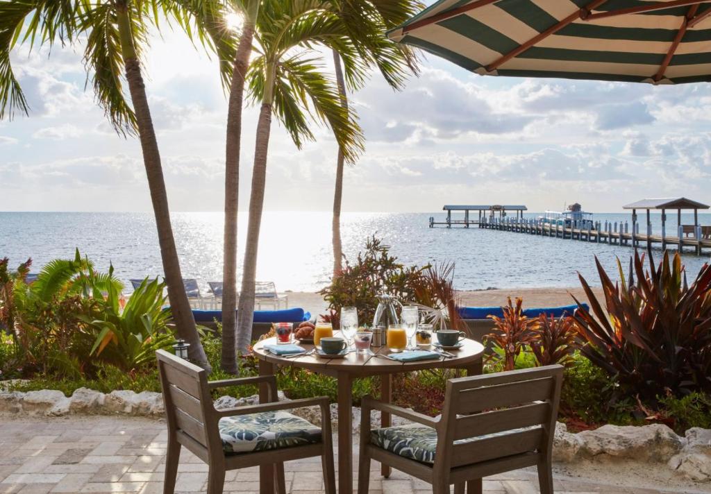 einen Tisch mit Essen und Blick auf den Strand in der Unterkunft Cheeca Lodge &amp; Spa in Islamorada