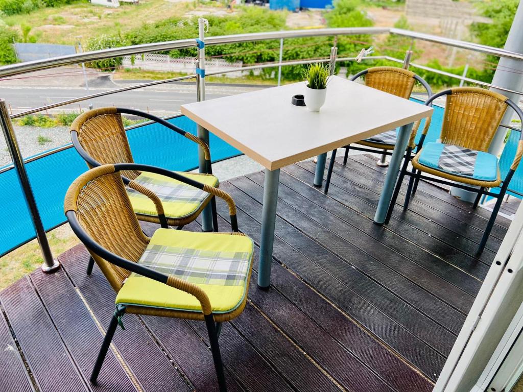 - une table et des chaises sur la terrasse d'une maison dans l'établissement Apartament litoral, à Saturn