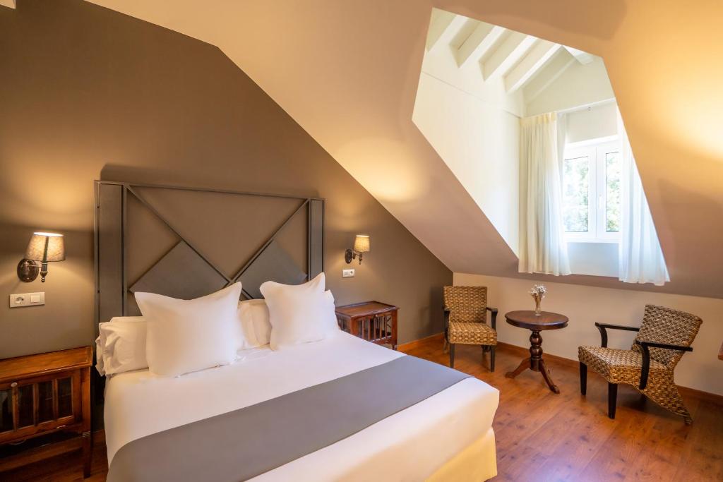 Postel nebo postele na pokoji v ubytování Hotel Torres de Somo