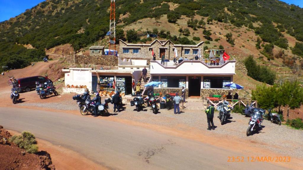 un groupe de motocycles garés devant un bâtiment dans l'établissement Tizintest LA HAUTE VUE 2100M - Hôtel Restaurant, à Mezdiout