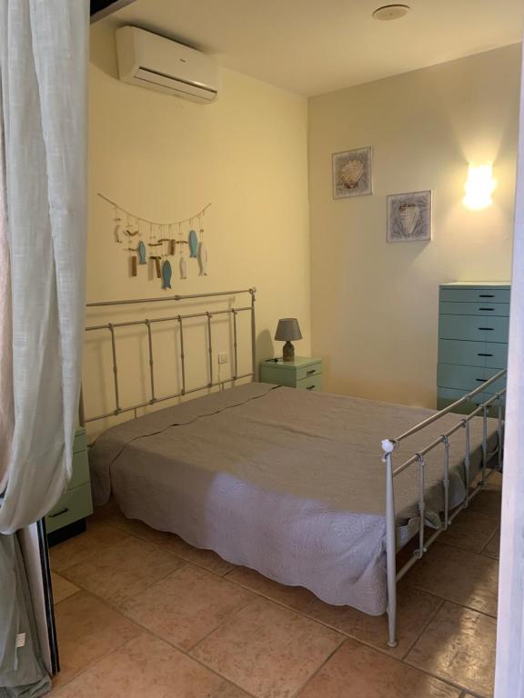 een slaapkamer met een bed en een blauwe dressoir bij Residence Il Fiocco in San Vincenzo