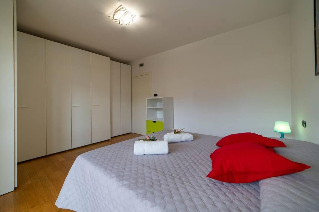 een slaapkamer met een groot bed met rode kussens bij ISEO SMILE house in Iseo