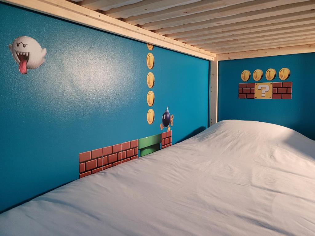 Postel nebo postele na pokoji v ubytování LevelUp Disneyland Family