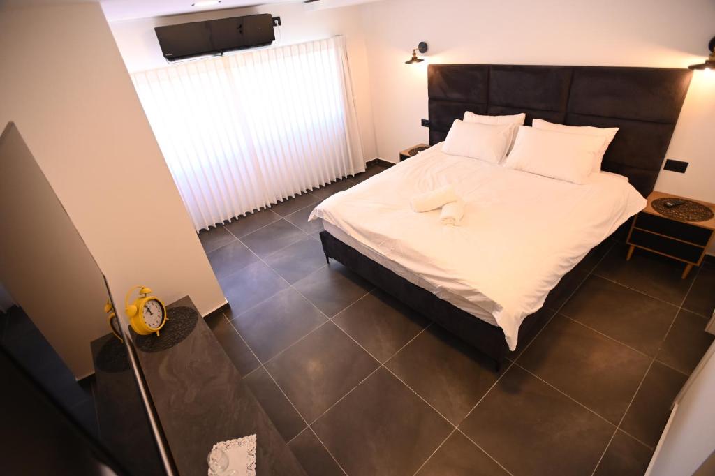 Postel nebo postele na pokoji v ubytování Puy Castele Hotel Tiberias