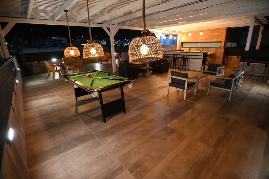 Biliár nebo kulečník v ubytování Puy Castele Hotel Tiberias