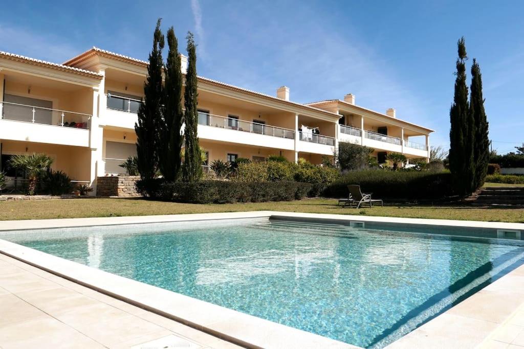 une grande piscine en face d'un bâtiment dans l'établissement Panorama Apartment Sagres *Pool*, à Sagres