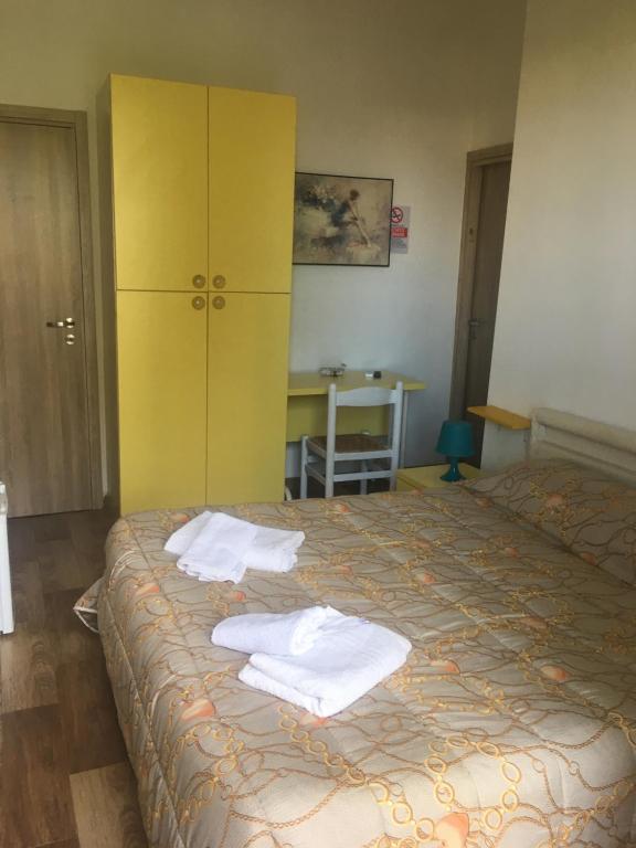 布林迪西的住宿－Villa Susanna，一间卧室配有带毛巾的床