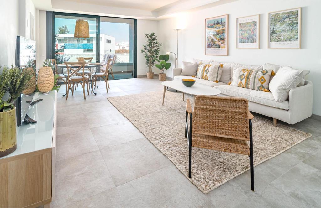 een woonkamer met een bank en een tafel bij INF32J- Apotel Infinity by Roomservices in Estepona