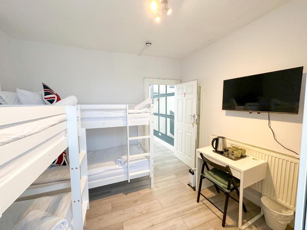 Pink Door Guesthouse - Quadruple Room