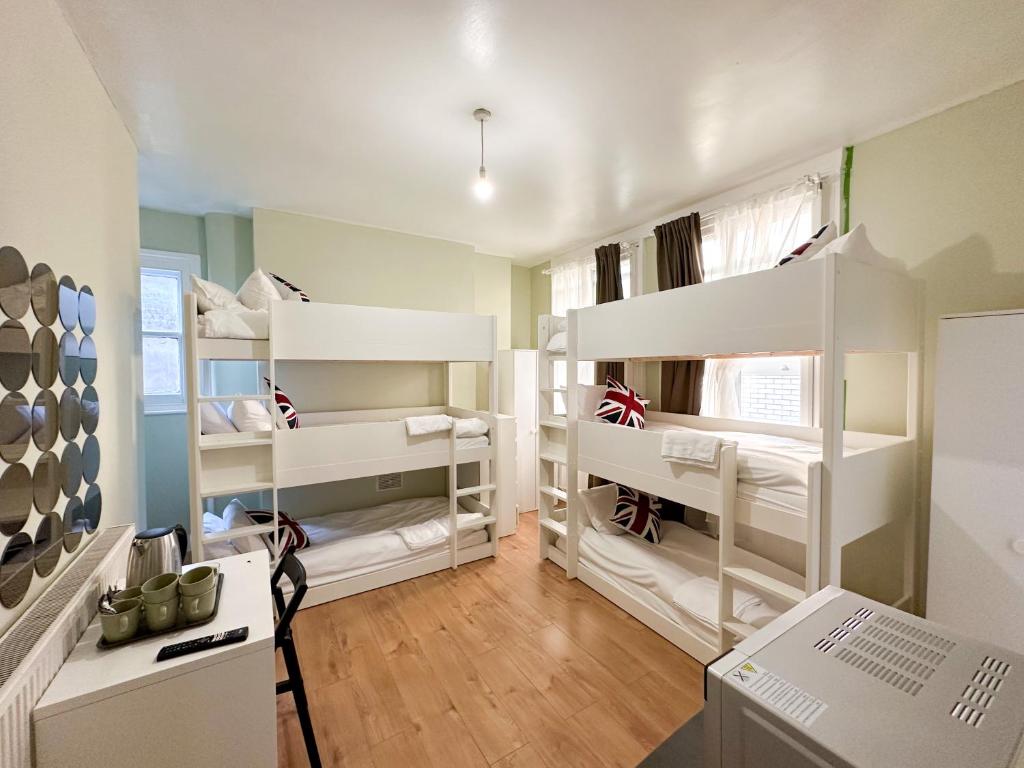 Pink Door Guesthouse - Family Room With Private Bathroom