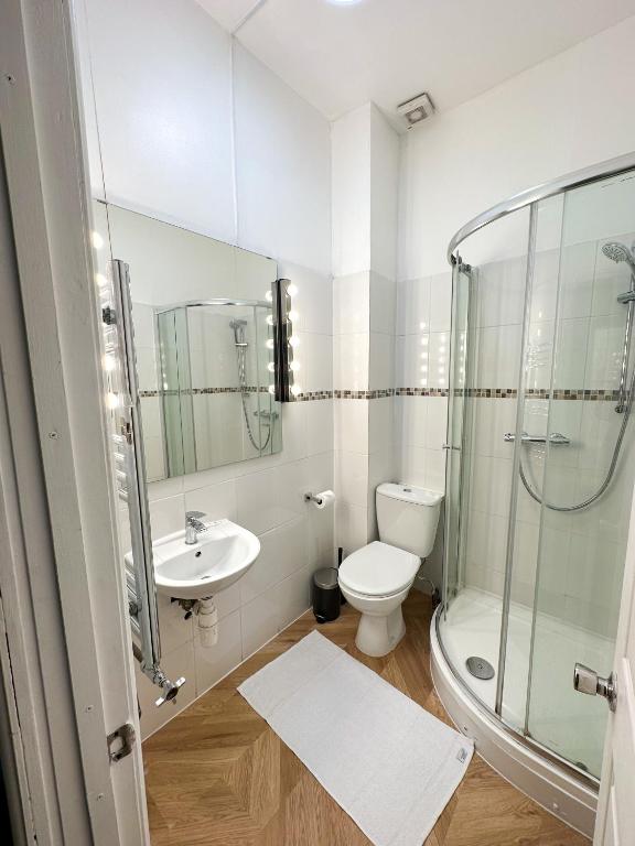 Pink Door Guesthouse - Quadruple Room With Private Bathroom