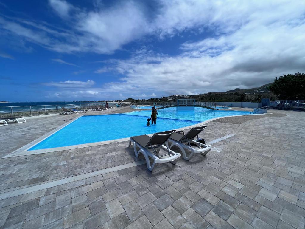 Bazén v ubytování Studio Tortola Orient Bay VUE MER nebo v jeho okolí