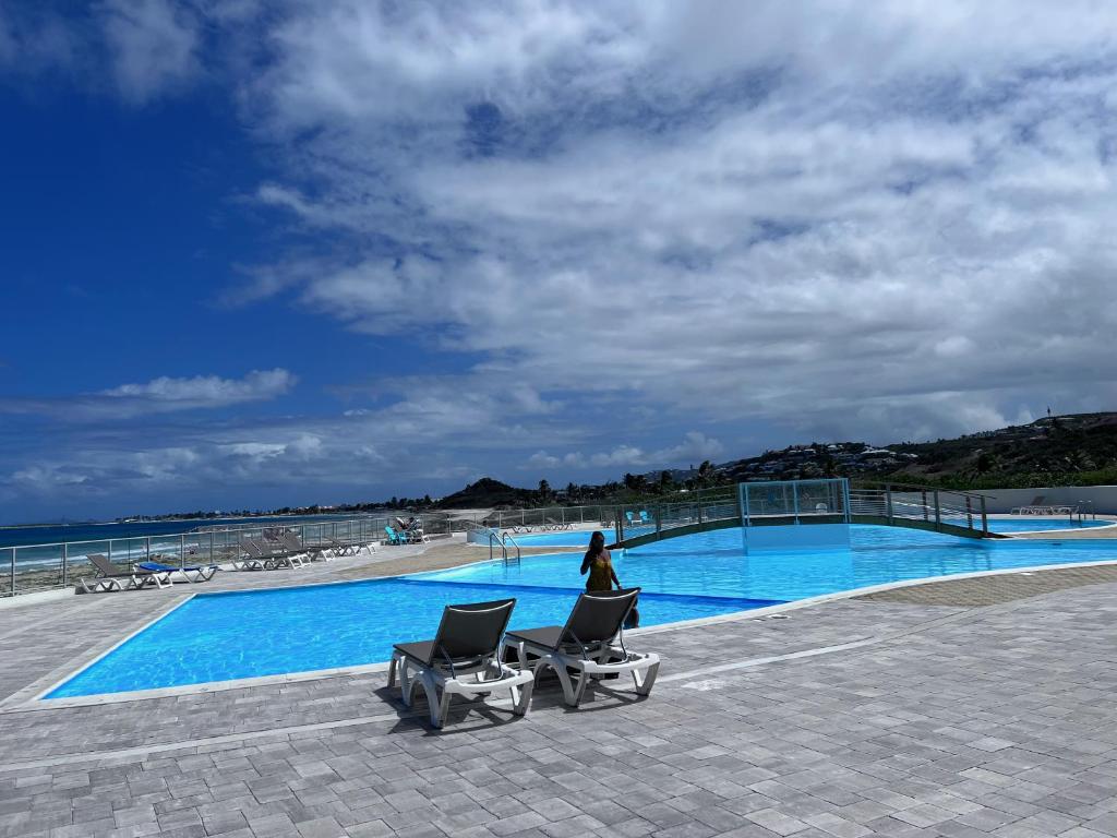 Bazén v ubytování Studio Tortola Orient Bay VUE MER nebo v jeho okolí