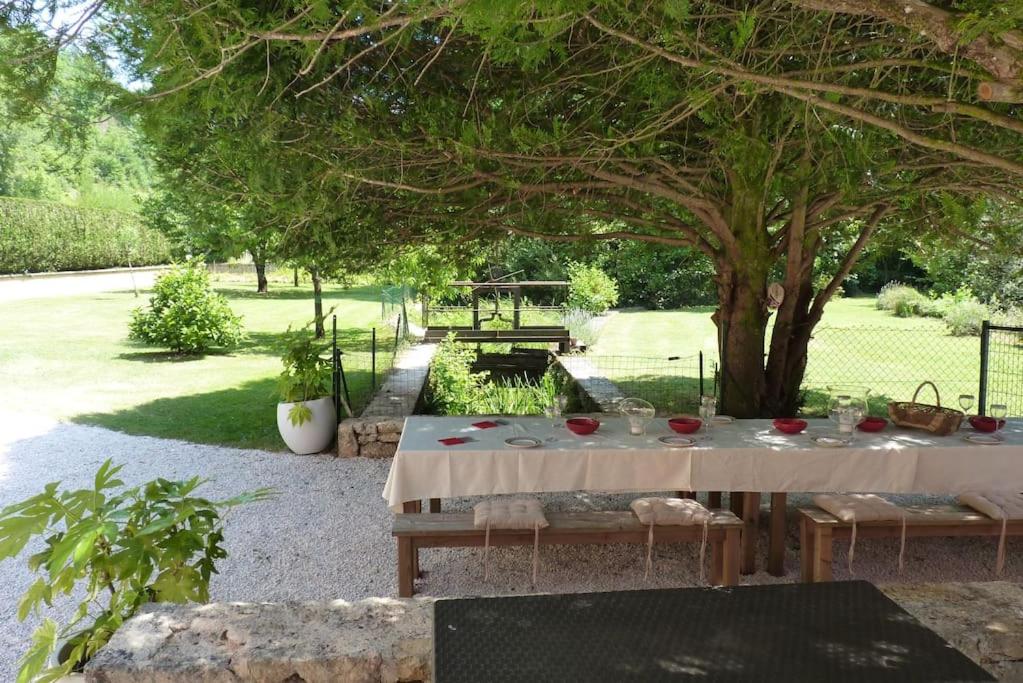 Ogród w obiekcie Beautiful Home with Large Gardens and Heated Pool
