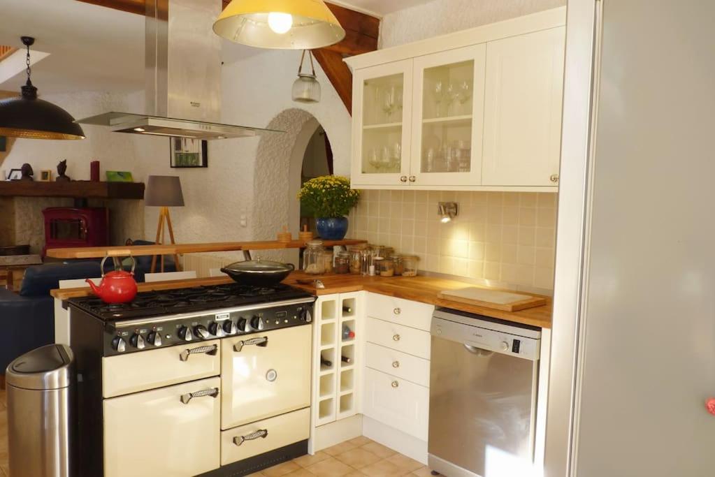 Kuchnia lub aneks kuchenny w obiekcie Beautiful Home with Large Gardens and Heated Pool