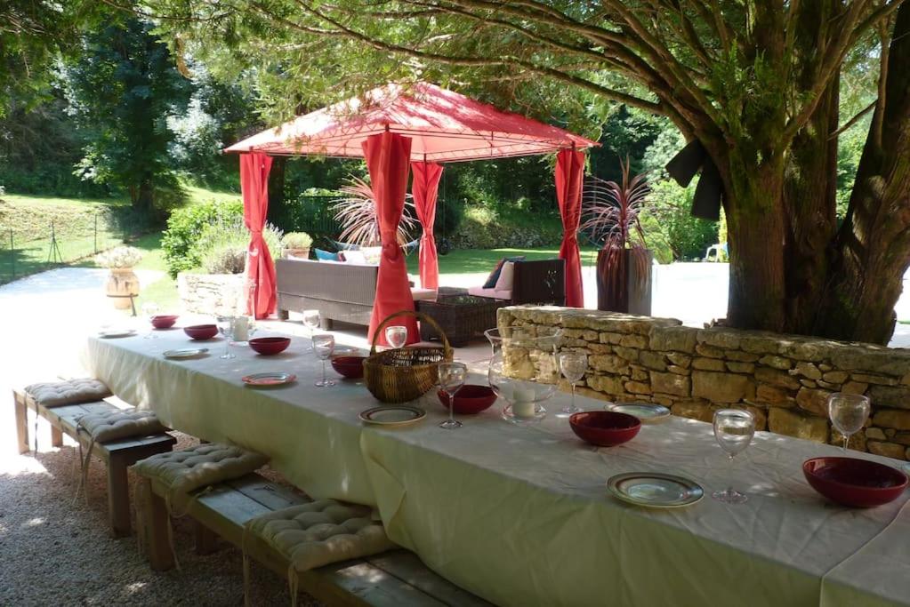 Ogród w obiekcie Beautiful Home with Large Gardens and Heated Pool
