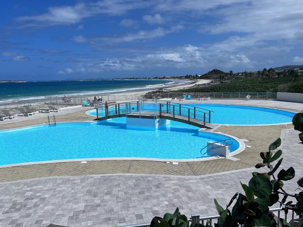 Bazén v ubytování Studio Tortola Orient Bay VUE MER nebo v jeho okolí