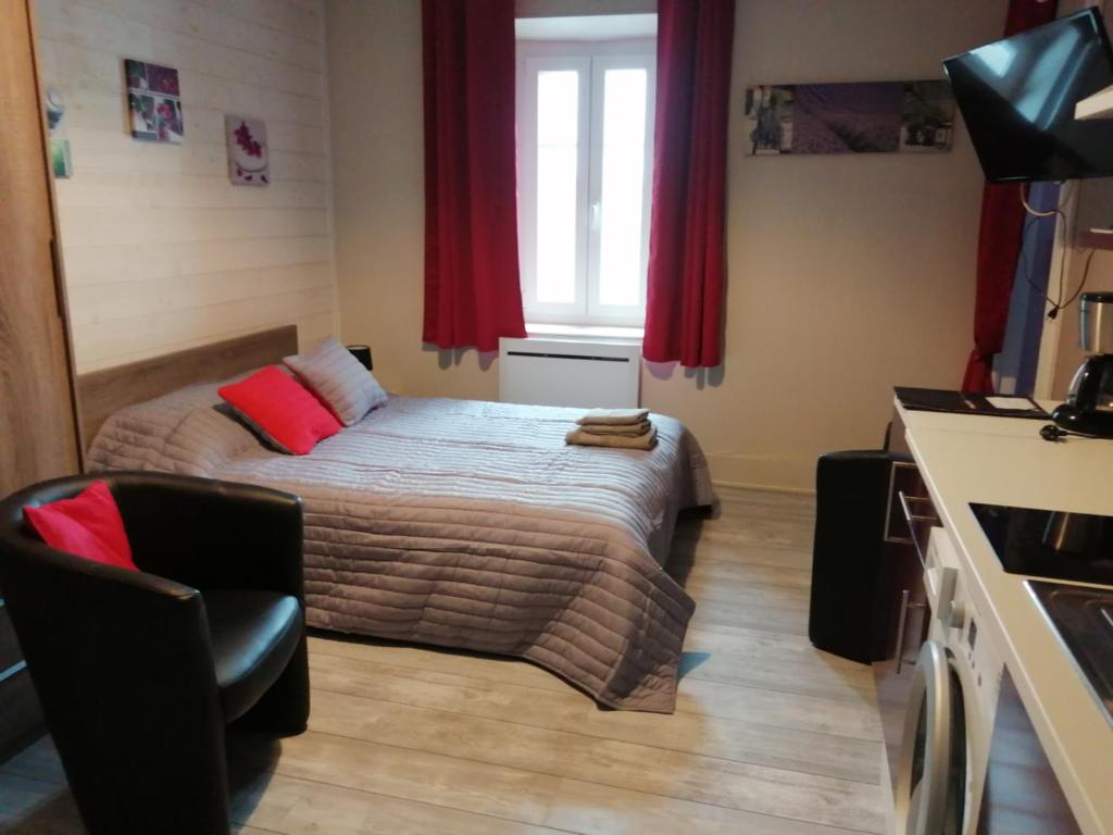 une petite chambre avec un lit et une fenêtre dans l'établissement Joli studio dans un ancien hôtel du XIX siècle - Proche toutes commodités - Thermes et Parc, à Vittel